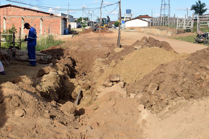 Com apoio da Prefeitura de Baixa Grande, duas novas ruas de Italegre recebem água encanada