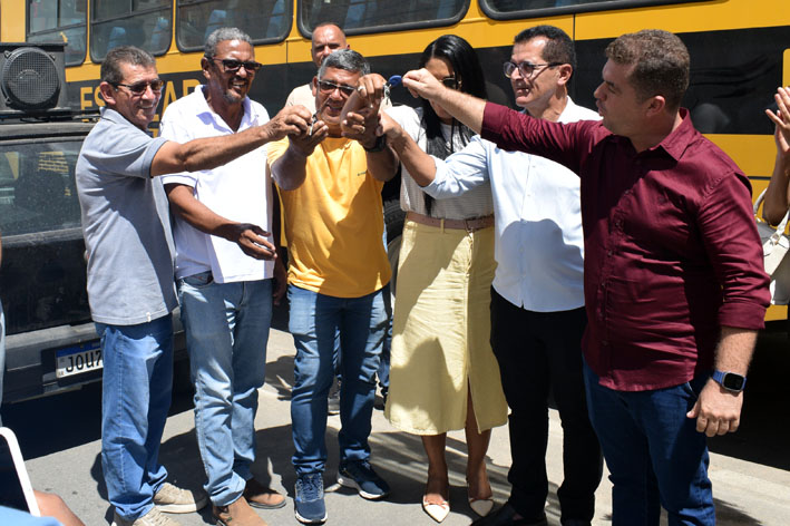 Prefeitura de Baixa Grande realiza entrega de dois novos ônibus escolares