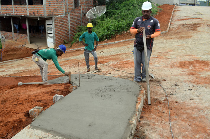 Iniciada a construção de passeios em ruas recém-calçadas no Bairro do Cruzeiro, em Baixa Grande