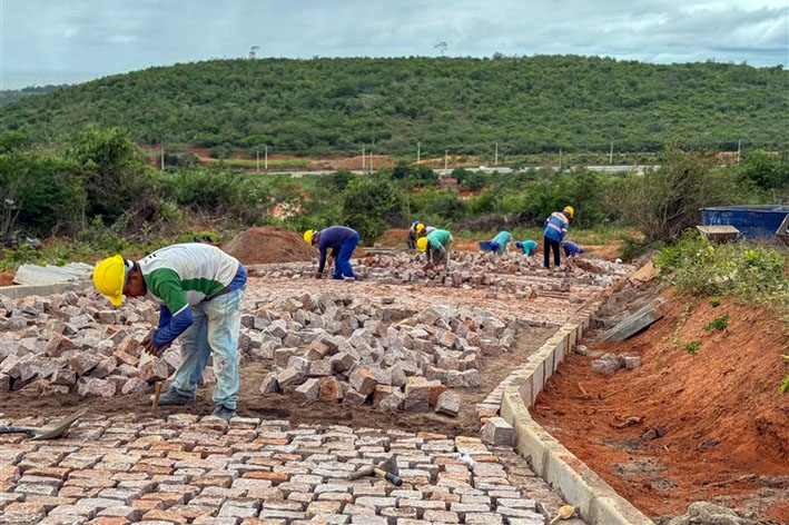 Calçamento na subida do Monte de Baixa Grande já é realidade e segue avançando