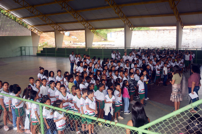 Civismo nas escolas de Baixa Grande: estudantes do Adenias iniciam a semana entoando os hinos Nacional e Municipal