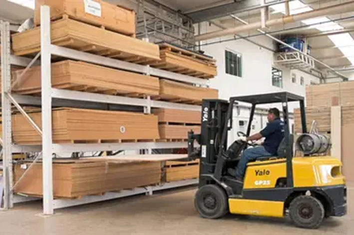 Guerra no Oriente Médio eleva preço das matérias-primas e pressiona indústria brasileira