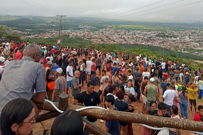 Católicos mantem viva a tradição de subir ao Monte Alto em Ipirá