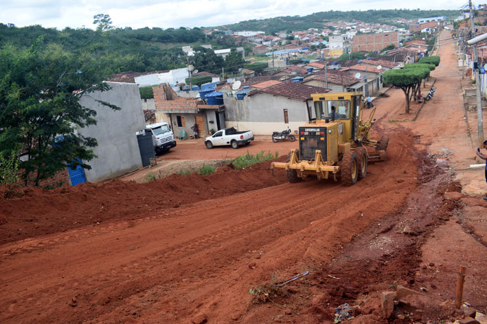 Prefeitura de Baixa Grande realiza terraplanagem para conclusão do calçamento da Rua Antônio Conselheiro