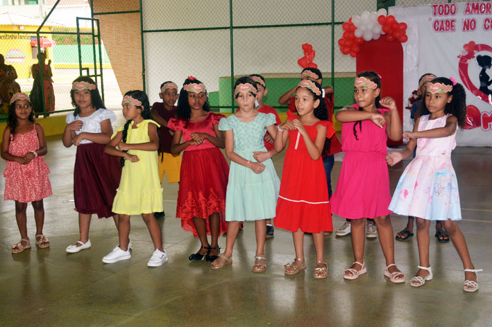 Escola Maria Edna Matos apresenta lindas apresentações do Dia das Mães