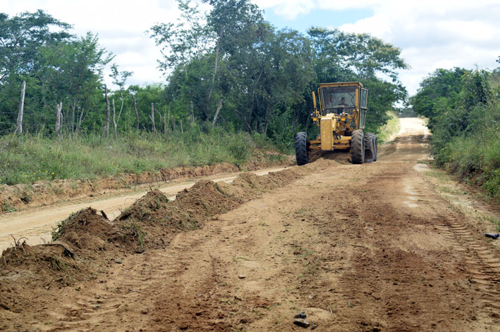 Prefeitura conclui manutenção na estrada que liga a BA-130 a Italegre, em Baixa Grande