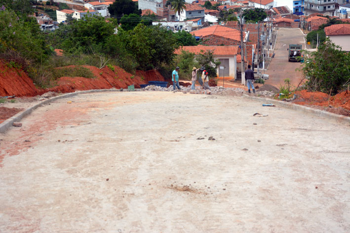Prefeitura de Baixa Grande retoma obra de calçamento na Ladeira do Cruzeiro