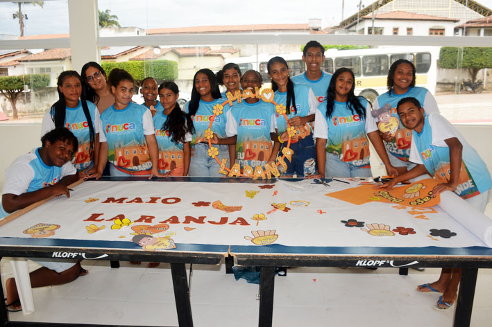Adolescentes do NUCA confeccionam faixas e cartazes para a Caminhada “Faça Bonito” da próxima segunda-feira em Baixa Grande