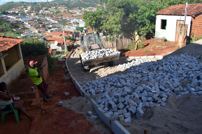 Prefeitura de Baixa Grande inicia calçamento em mais uma rua do Cruzeiro