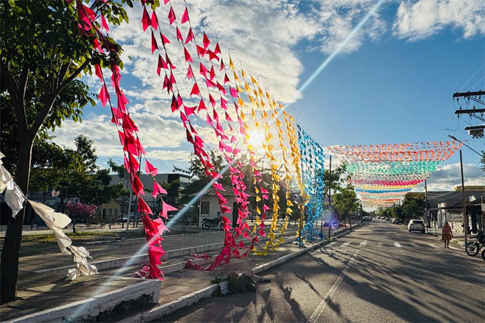 Riachão do Jacuípe já entra no clima do São João 2026 com ornamentação antecipada na Praça Landulfo Alves