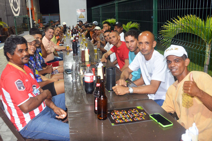 Em homenagem ao Dia do Gari, prefeito de Baixa Grande leva profissionais da limpeza para noite especial em pizzaria