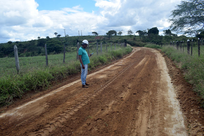 Prefeitura de Baixa Grande inicia recuperação das estradas que ligam Lagoa do Mamão, Lagoa do Cipó e Lagoa Queimada