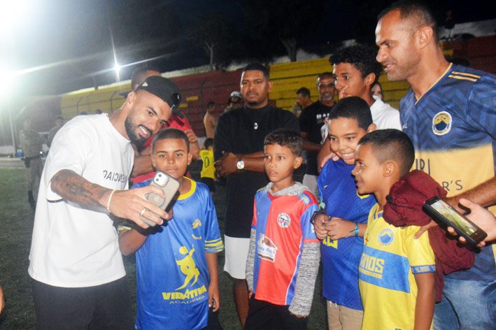 Raniele, do Corinthians, prestigia final do Campeonato Mairiense e é tietado por atletas e torcedores