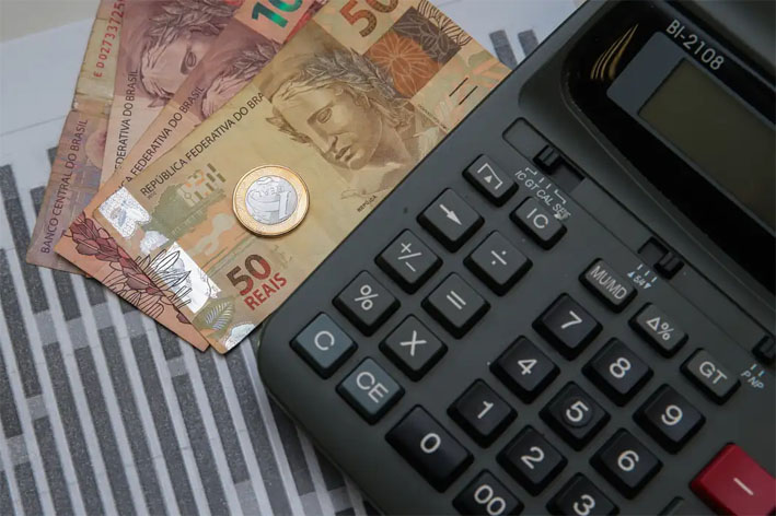 Brasileiro trabalhou 150 dias em 2026 apenas para pagar tributos, aponta estudo do IBPT