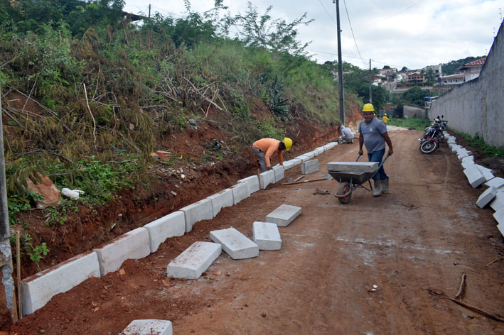 Prefeitura de Baixa Grande inicia colocação de meios-fios em rua próxima ao antigo Colégio José Ribeiro