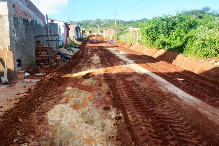 Prefeitura de Baixa Grande executa terraplanagem para iniciar calçamento no Bairro Alto de Guinho