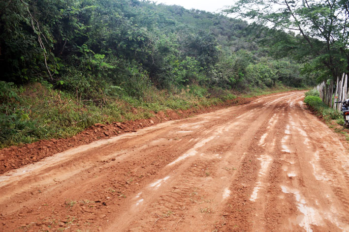 Prefeitura de Baixa Grande realiza recuperação da estrada do Brejo com destino à Viração