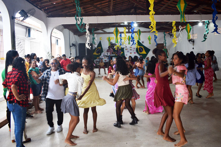Escola Flandu encerra primeiro semestre de aulas com concurso de dança e música ao vivo