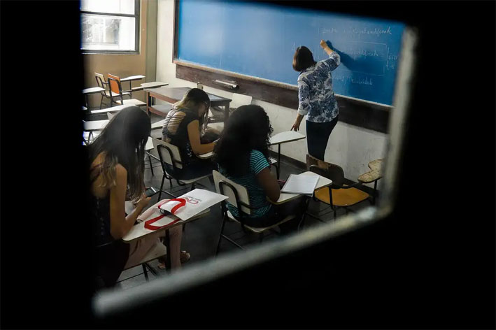 Sancionado piso salarial para professores da educação básica; mudança terá impacto de R$ 8 bi para os municípios em 2026