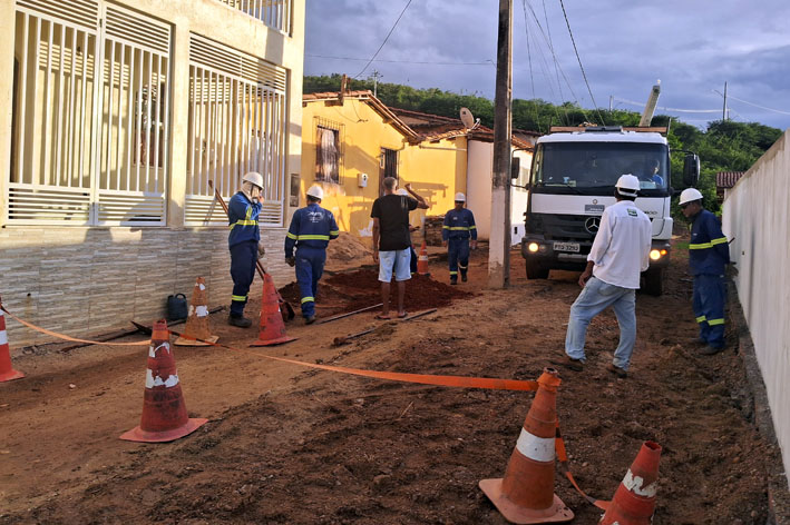 Coelba inicia mudança de postes na Rua José Pamponet, em Baixa Grande