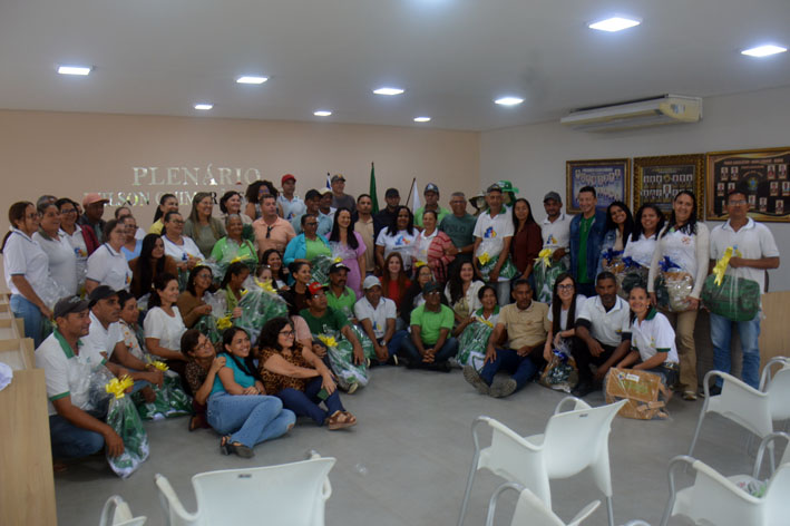 Agentes Comunitários de Saúde e de Combate às Endemias de Baixa Grande recebem novos uniformes