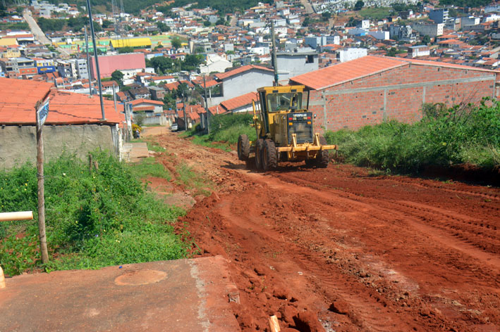 Realizada a terraplanagem para calçamento de mais uma rua no Bairro de Guinho, em Baixa Grande