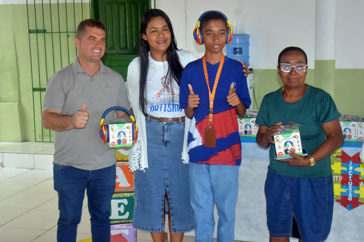 Educação de Baixa Grande entrega kit de identificação para estudantes com TEA