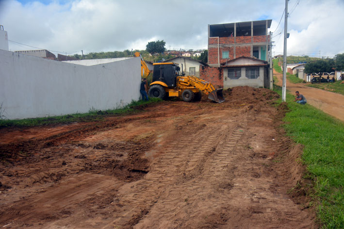 Iniciada a terraplanagem para construção da Praça do Novo Horizonte em Baixa Grande