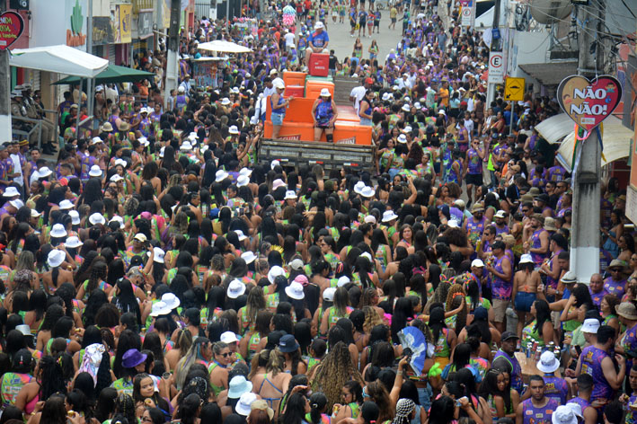 Bloco “Tô Beba e Daí” e Larissa Marques levam mais de 1.500 mulheres à avenida no terceiro dia da Micareta de Baixa Grande