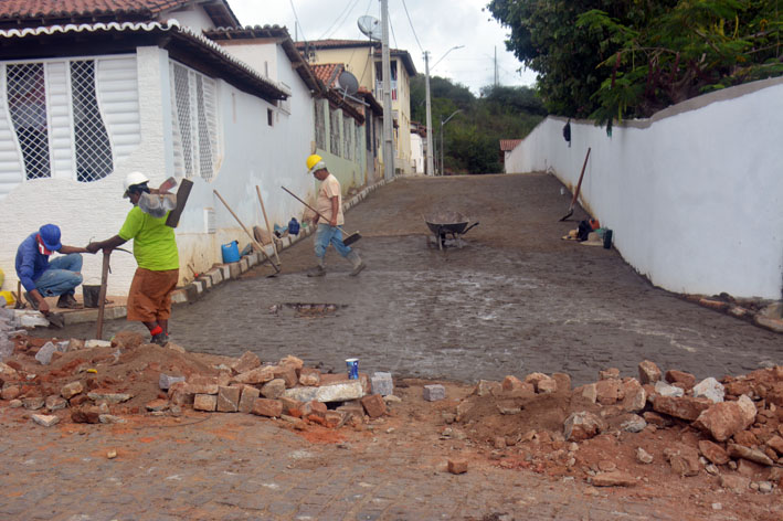 Prefeitura de Baixa Grande conclui pavimentação da Rua José B. Pamponet e realiza antigo sonho de moradores