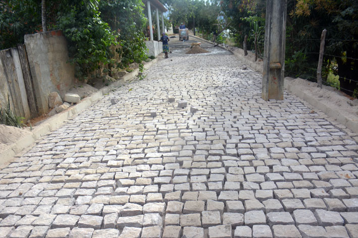 Calçamento avança no KM 04 e primeira rua da comunidade começa a ganhar pavimentação em Baixa Grande