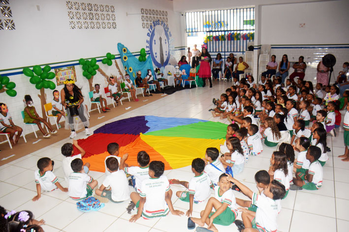 Cirandeiros da Alegria contam história para alunos do Evandro Miranda em Baixa Grande