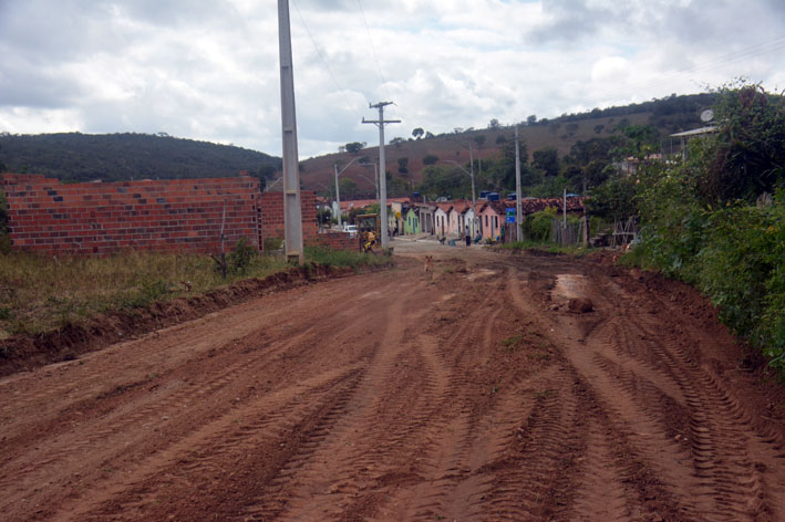 Prefeitura de Baixa Grande inicia terraplanagem em Viração; calçamento deve começar nos próximos dias