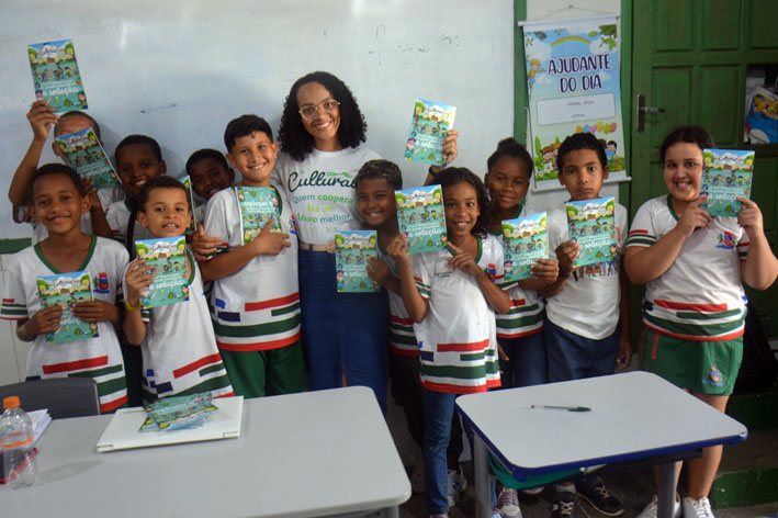 Concurso Cultural do Sicoob Sertão é apresentado para estudantes do Adenias em Baixa Grande