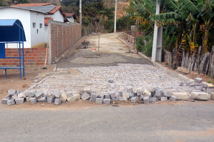 Concluído o calçamento da primeira rua do Km 04 em Baixa Grande