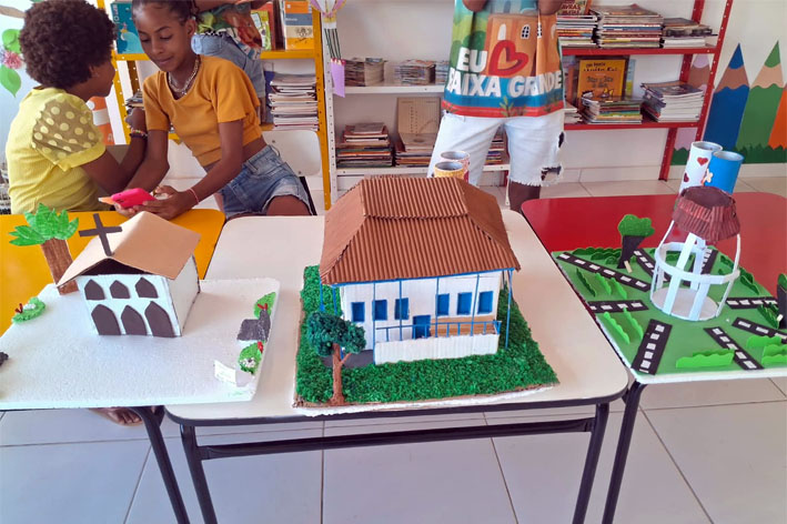 NUCA realiza atividade na Biblioteca com entrega de maquetes sobre pontos históricos de Baixa Grande