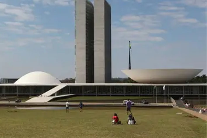 Congresso deve analisar cinco pautas em esforço concentrado nesta semana; escala 6×1 e ‘taxa das blusinhas” estão na lista