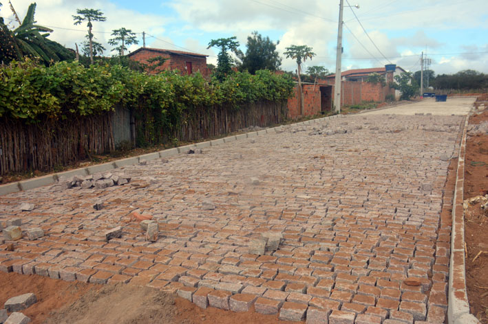 Veja o andamento das obras de calçamento em Italegre e Prodecor