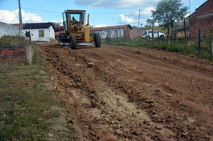 Prefeitura de Baixa Grande inicia terraplanagem em ruas de Italegre; calçamento começa ainda esta semana