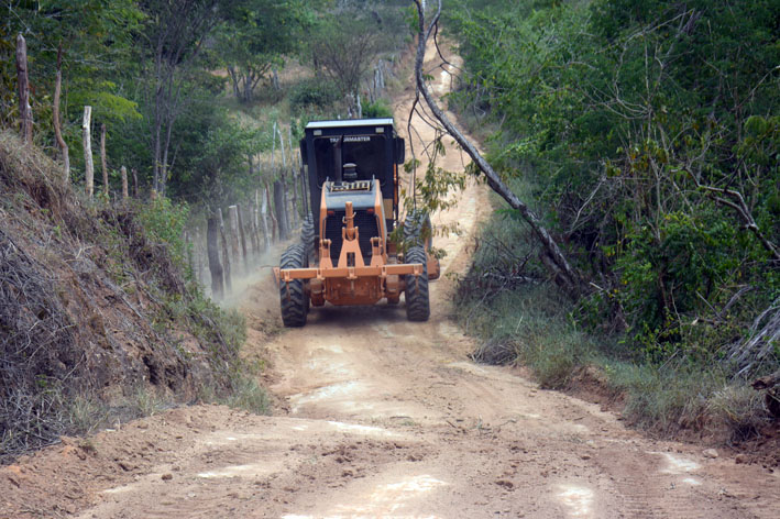 Prefeitura de Baixa Grande realiza manutenção em estradas vicinais na região do Caldeirão Encantado