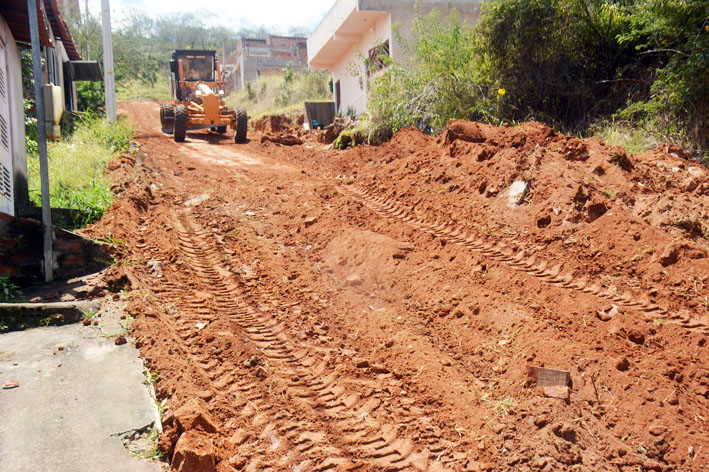 Prefeitura de Baixa Grande realiza terraplanagem em três ruas do Bairro de Aroldo; calçamento deve começar nos próximos dias