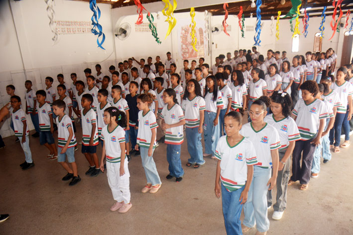 Estudantes da Escola Flandu Neto participam de ensaio para o desfile da Independência em Baixa Grande