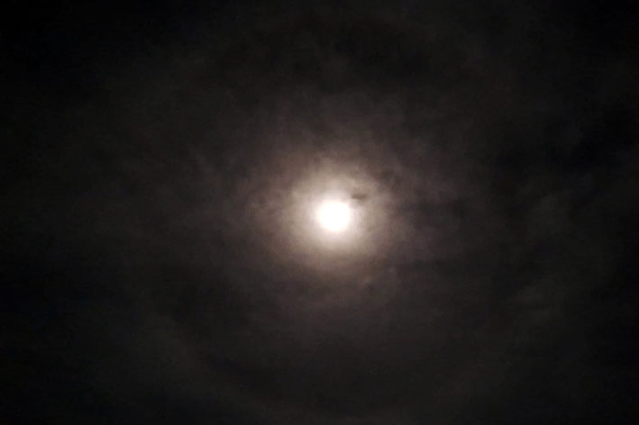 Halo lunar enfeitou o céu de Baixa Grande na noite de sexta-feira, 25 de setembro