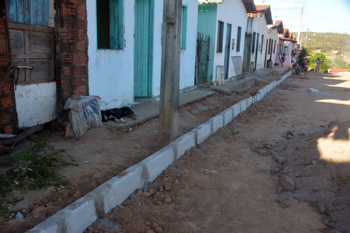 Iniciada a colocação de meios-fios em Viração, distrito de Baixa Grande