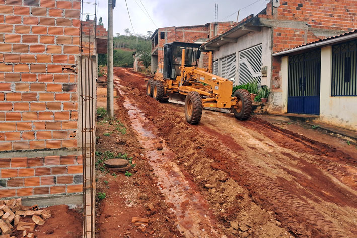 Prefeitura de Baixa Grande realiza terraplanagem para novas obras de calçamento nos bairros Tapete e Adelino