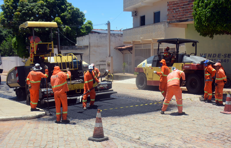 Obra de pavimentação asfáltica é retomada em Baixa Grande