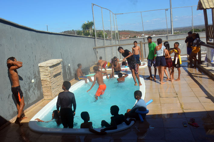 Prefeitura de Baixa Grande promove Dia da Piscina para crianças do SCFV