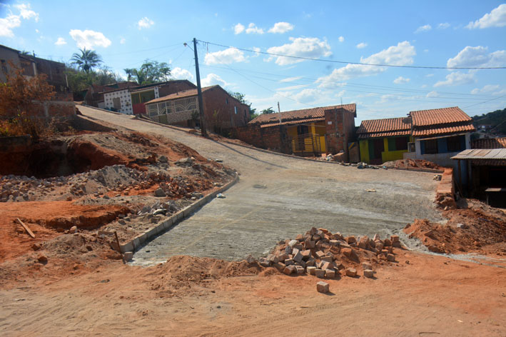 Prefeitura de Baixa Grande conclui 100% do calçamento no Bairro do Cruzeiro