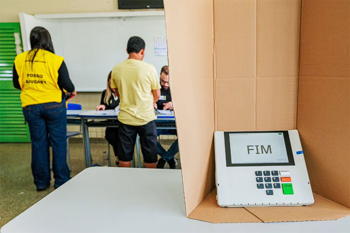 Agregador de pesquisas indica chance de 79% de vitória de Flávio Bolsonaro