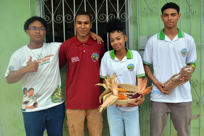Estudantes da Escola Família Agrícola Mãe Jovina ministram palestra sobre sementes crioulas em Baixa Grande